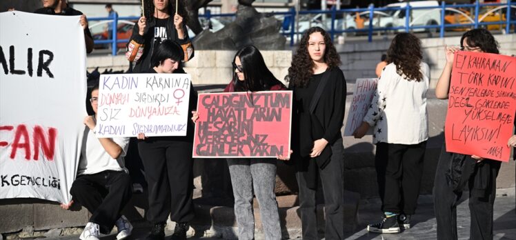 Ankara'da bir grup üniversite öğrencisinden kadın cinayetlerine protesto