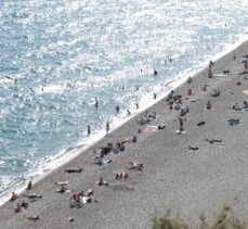 Antalya'da sıcak hava nedeniyle sahillerdeki yoğunluk sürüyor