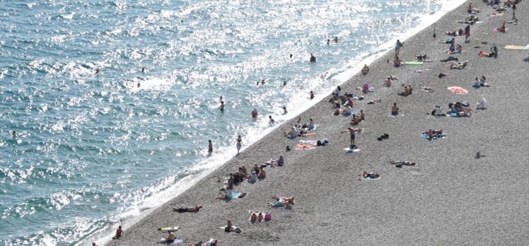 Antalya'da sıcak hava nedeniyle sahillerdeki yoğunluk sürüyor