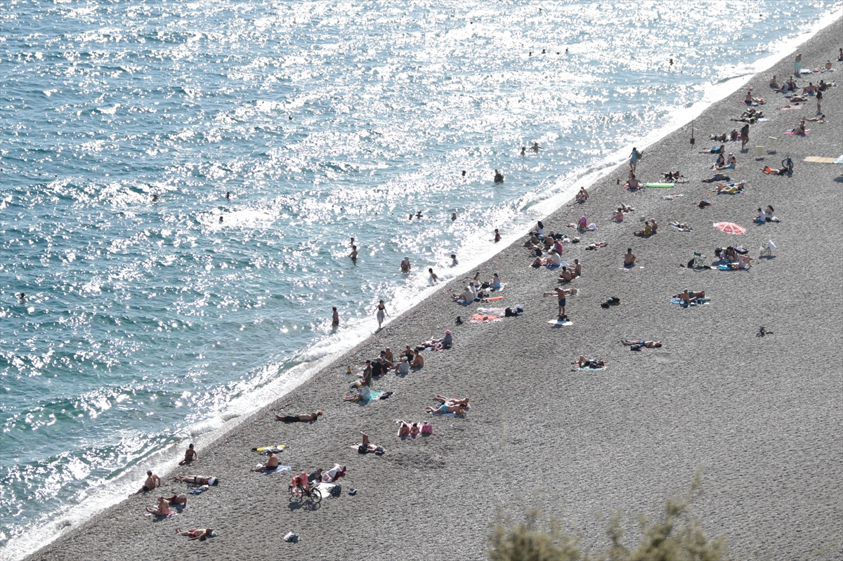 Antalya'da sıcak hava nedeniyle sahillerdeki yoğunluk sürüyor