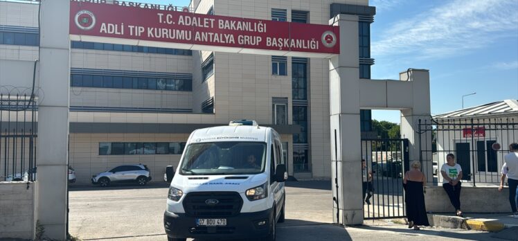 Antalya'da takla atan otomobildeki 1 kişi öldü, 3 kişi yaralandı