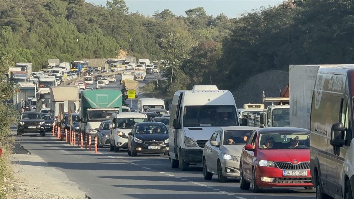 Arnavutköy'de yol çalışması nedeniyle trafik yoğunluğu oluştu