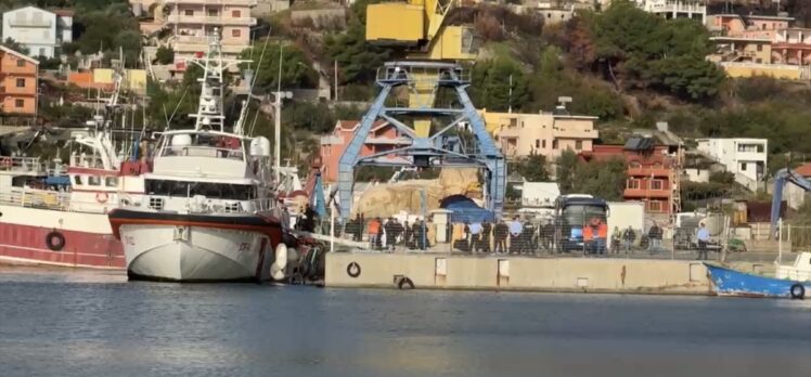 Arnavutluk'taki merkeze transfer edilen 12 düzensiz göçmen İtalya'ya geri gönderildi