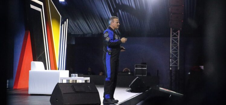 Astronot Alper Gezeravcı TEKNOFEST Adana'da öğrencilerle buluştu: