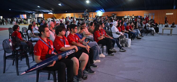 Astronot Tuva Cihangir Atasever, TEKNOFEST'te gençlerle buluştu