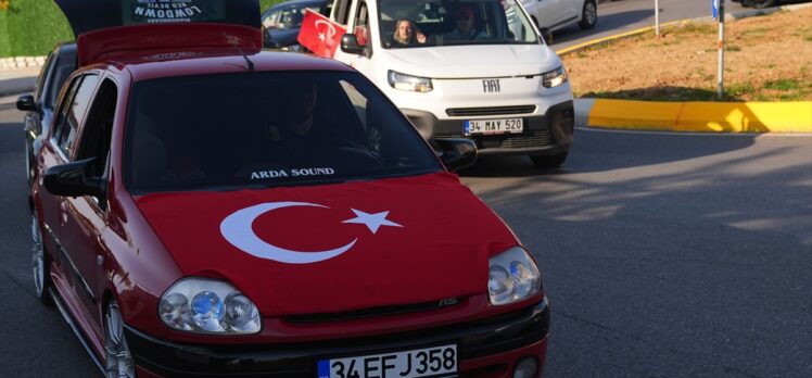 Ataşehir'de motosiklet ve modifiye otomobillerle “Cumhuriyet Konvoyu” oluşturuldu