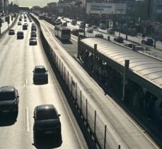 Avcılar'da metrobüsün motorunda çıkan yangın söndürüldü