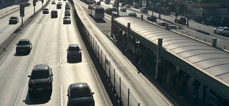 Avcılar'da metrobüsün motorunda çıkan yangın söndürüldü