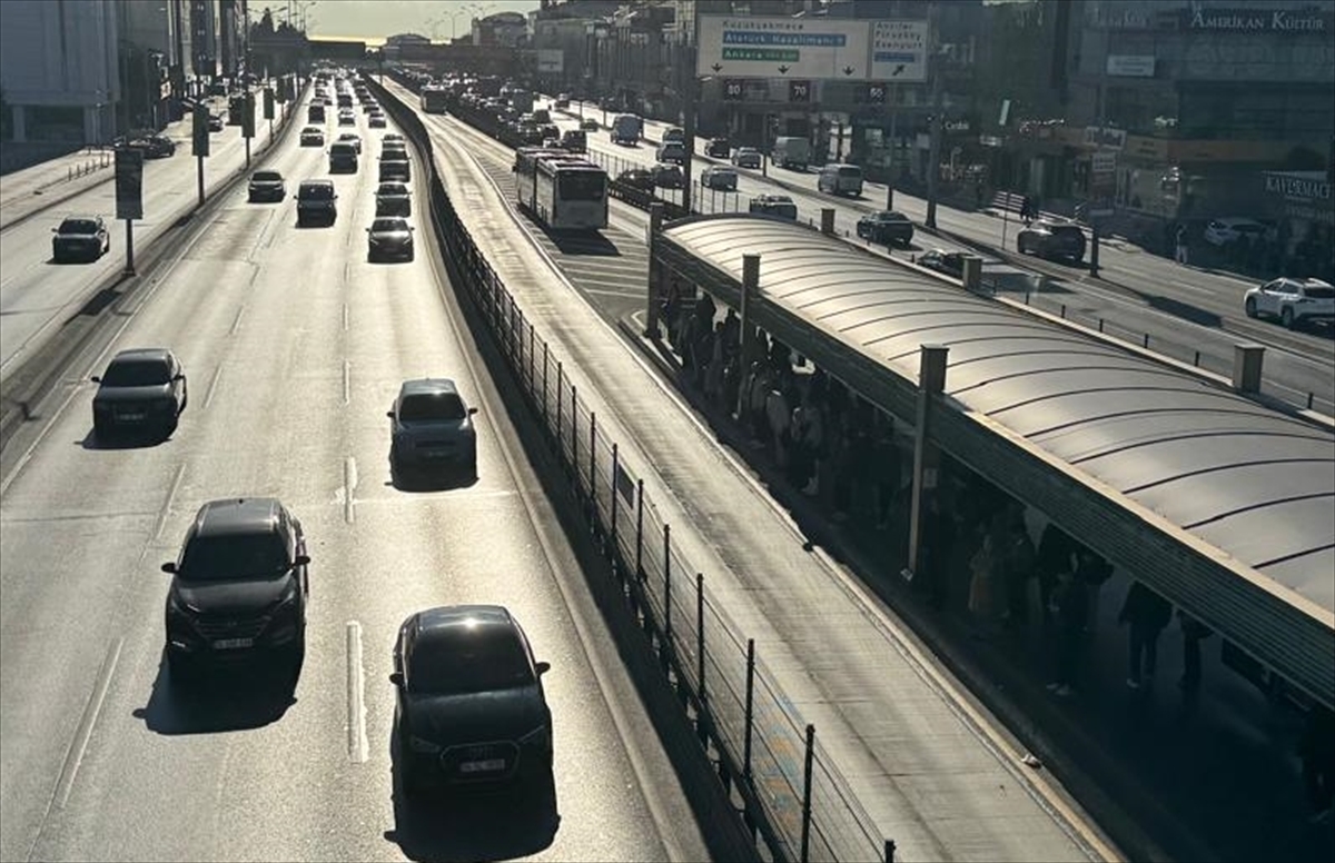 Avcılar'da metrobüsün motorunda çıkan yangın söndürüldü