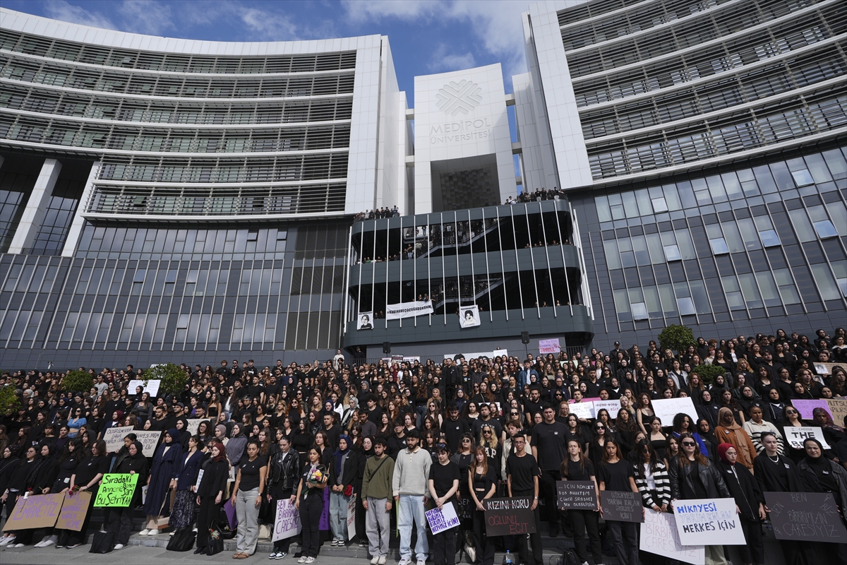 Ayşenur Halil'in öldürülmesi öğrencisi olduğu İstanbul Medipol Üniversitesi'nde protesto edildi