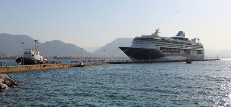 Bahama bayraklı kruvaziyer “Marella Discovery” Alanya Limanı'na demirledi