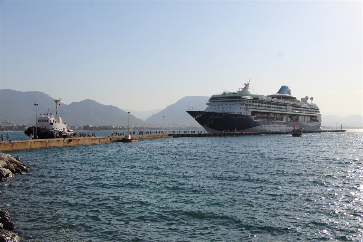 Bahama bayraklı kruvaziyer “Marella Discovery” Alanya Limanı'na demirledi