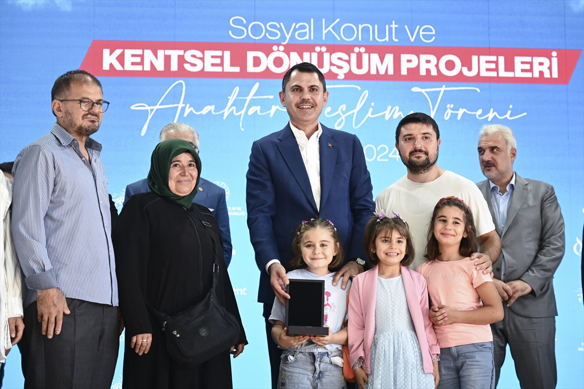 Bakan Kurum, Başakşehir'de kentsel dönüşüm projelerinin anahtar teslim töreninde konuştu: