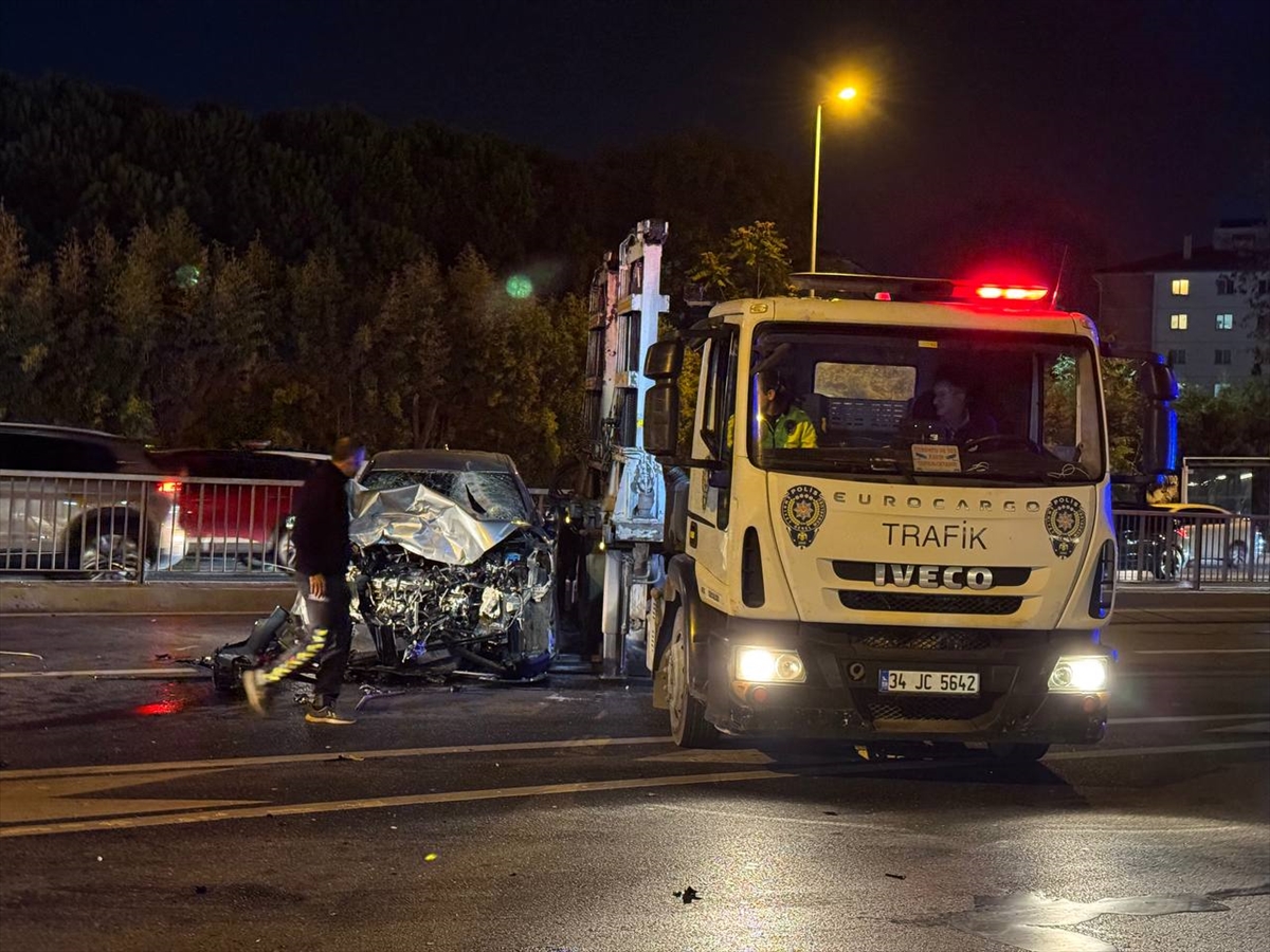 Bakırköy'de 3 aracın karıştığı trafik kazasında 4 kişi yaralandı