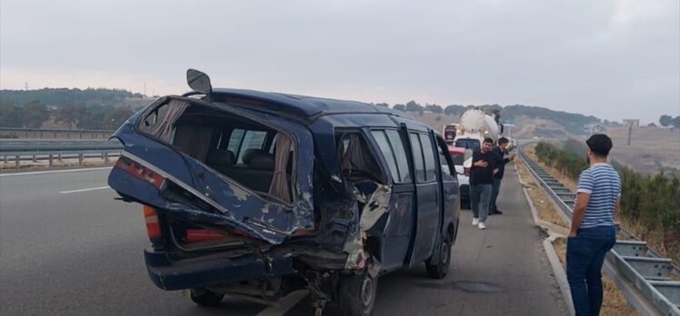 Balıkesir'de otomobilin kamyonete çarptığı kazada 1 kişi öldü, 2 kişi yaralandı