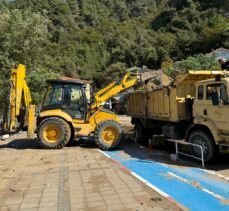 Bartın İnkumu sahilinde yağış sonrası oluşan kirlilik iş makineleriyle temizleniyor