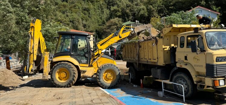 Bartın İnkumu sahilinde yağış sonrası oluşan kirlilik iş makineleriyle temizleniyor