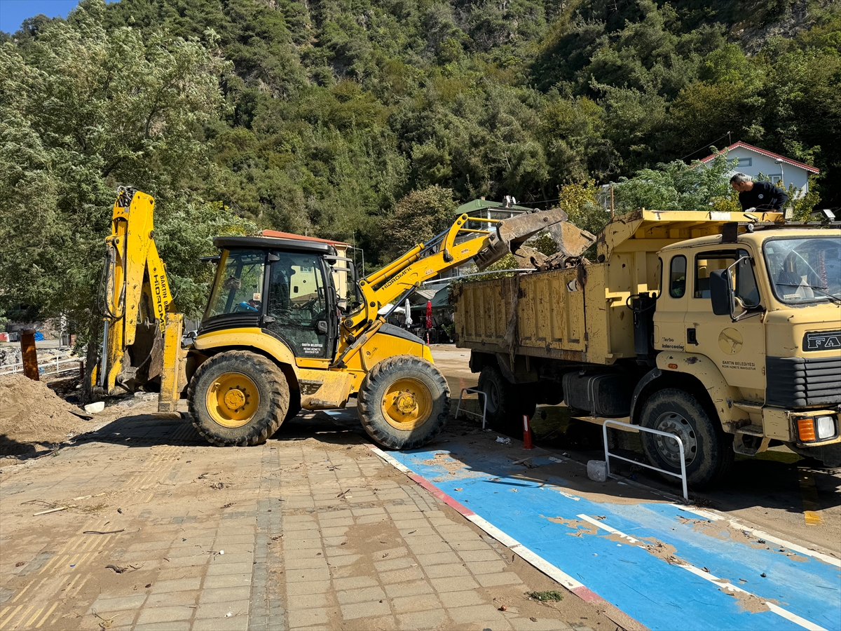 Bartın İnkumu sahilinde yağış sonrası oluşan kirlilik iş makineleriyle temizleniyor