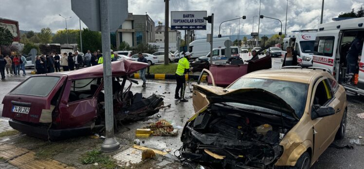 Bartın'da iki otomobilin çarpıştığı kazada 6 kişi yaralandı