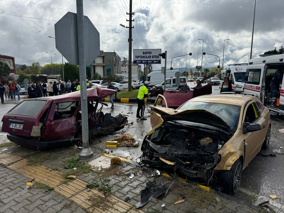 Bartın'da iki otomobilin çarpıştığı kazada 6 kişi yaralandı