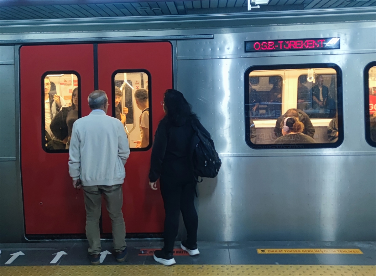 Başkentte metro hattındaki arıza nedeniyle seferler bir süre durduruldu