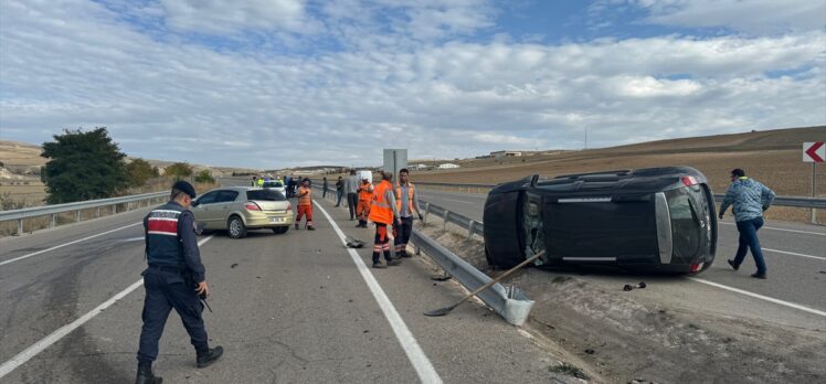 Bayburt'ta cip ile otomobilin çarpıştığı kazada 2 kişi yaralandı