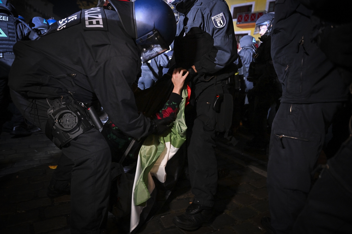 Berlin’de polis, gösteri düzenleyen Filistin destekçilerine sert müdahalede bulundu