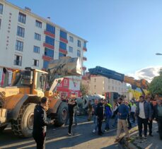 Bingöl’de beton mikserinin hafif ticari aracın üzerine devrildiği kazada 3 kişi yaralandı