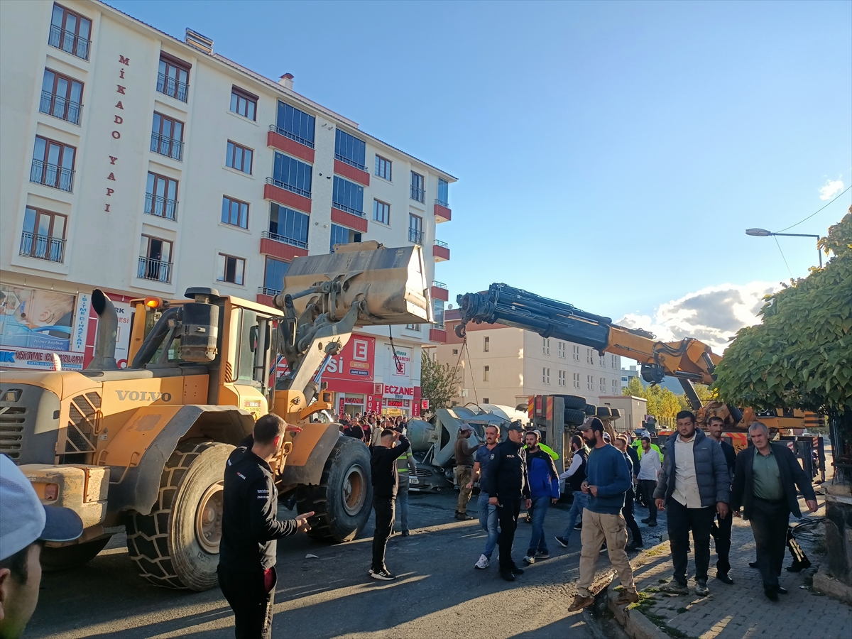 Bingöl’de beton mikserinin hafif ticari aracın üzerine devrildiği kazada 3 kişi yaralandı