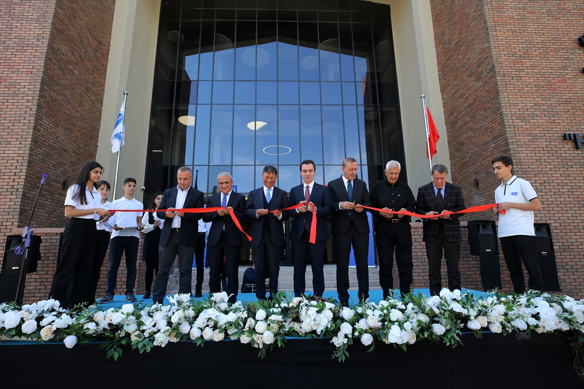 Bitlis'te İngilizce ve Çince eğitimin verildiği Özel Eren Fen ve Teknoloji Lisesi açıldı