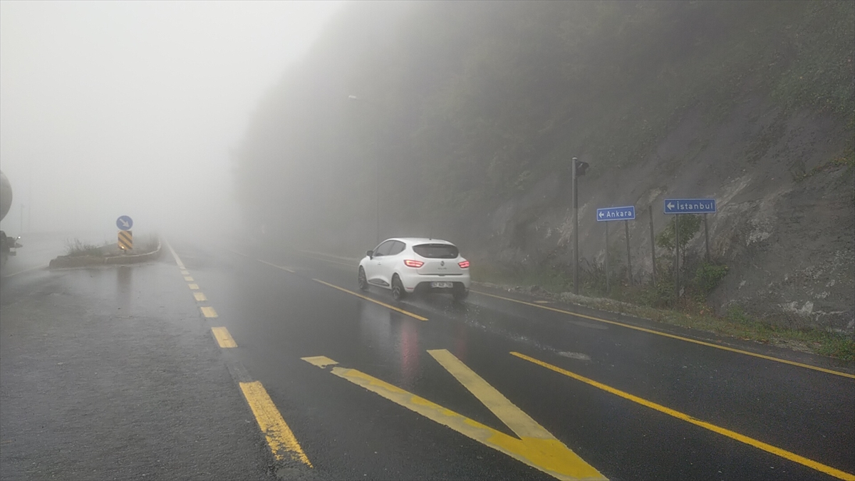 Bolu Dağı'nda sağanak ve sis görüş mesafesini düşürdü