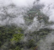 Bolu Dağı'nın Düzce kesiminde sis, Bolu'nun yüksek kesimlerinde kar etkili oldu