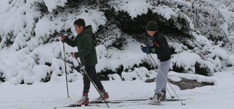 Bolu'nun yüksek kesimlerinde kar yağışını fırsat bilen kayaklı koşu sporcuları antrenmanlara başladı