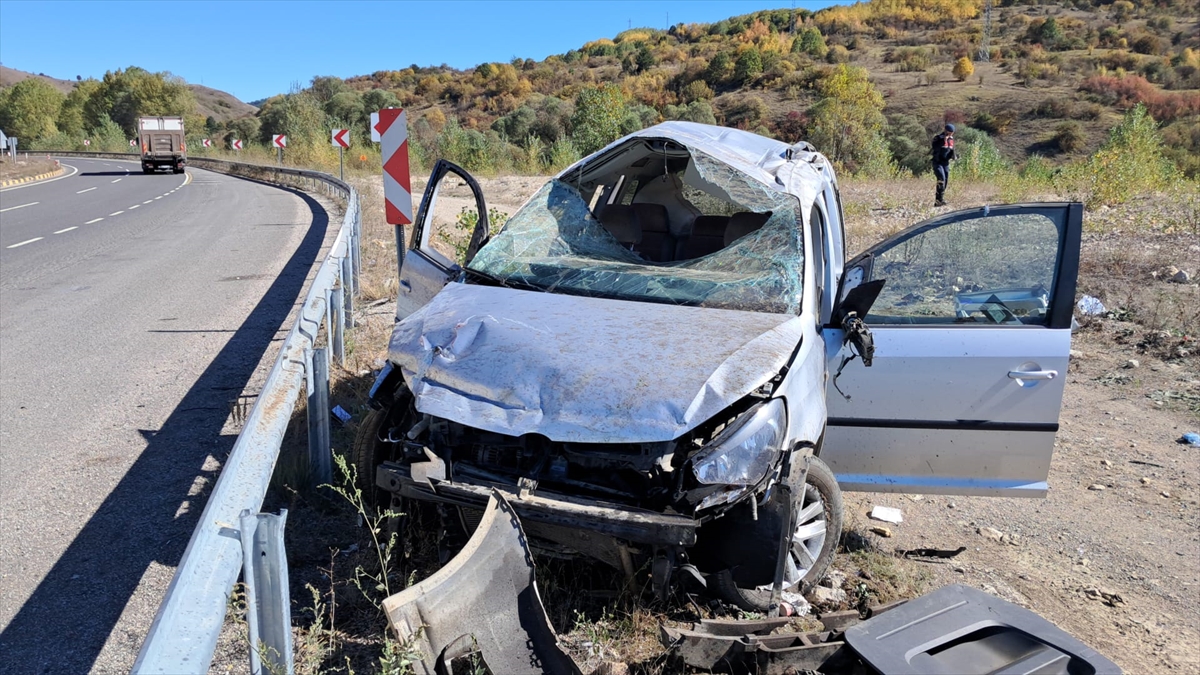 Çankırı'da şarampole devrilen hafif ticari araçtaki 5 kişi yaralandı