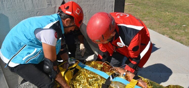 Çevre illerin UMKE ekipleri Iğdır'da enkazda arama kurtarma tatbikatı yaptı