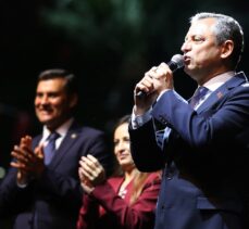 CHP Genel Başkanı Özel, Manisa'da fener alayında yürüdü, konser dinledi