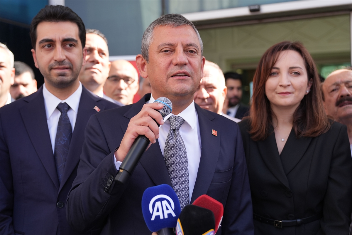 CHP Genel Başkanı Özel, Tuzla ve Bakırköy belediyelerini ziyaret etti: