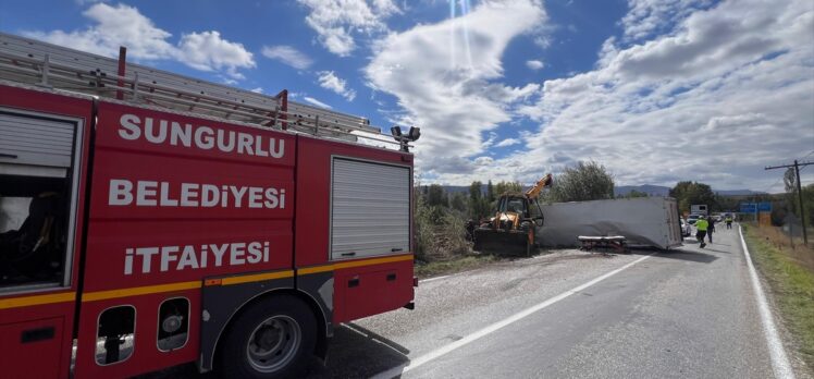 Çorum'da devrilen kamyonda sıkışan 3 kişi yaralandı