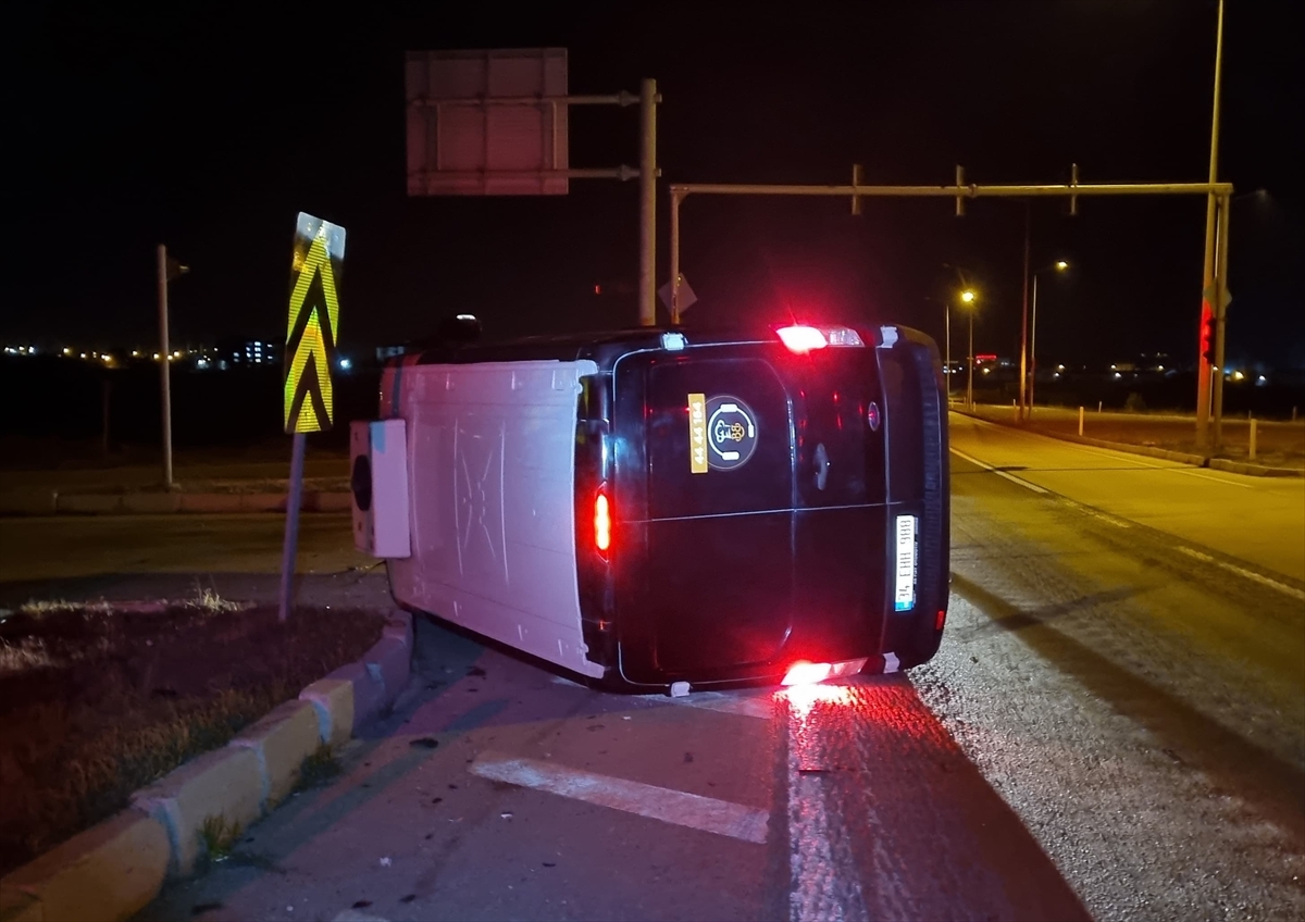 Çorum'da hafif ticari araç ile cipin çarpışması sonucu 3 kişi yaralandı