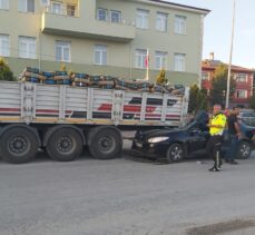 Çorum'da park halindeki tıra çarpan otomobildeki 4 kişi yaralandı