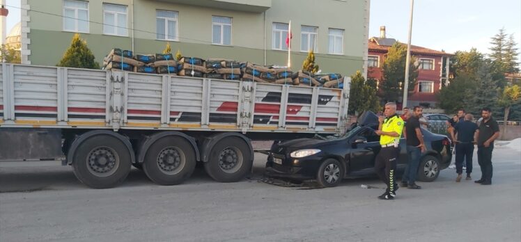 Çorum'da park halindeki tıra çarpan otomobildeki 4 kişi yaralandı