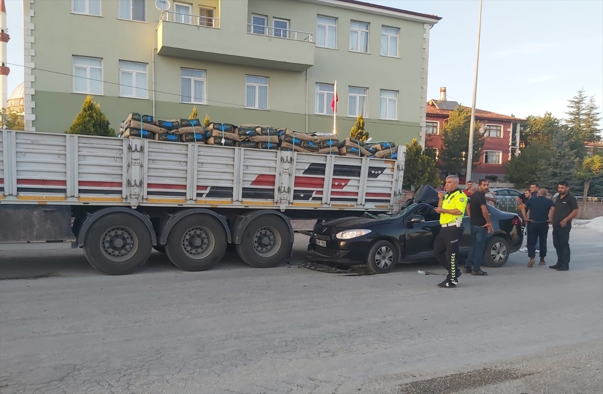 Çorum'da park halindeki tıra çarpan otomobildeki 4 kişi yaralandı