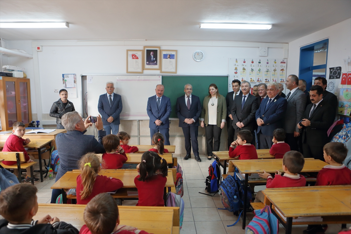 Çorum'da “Şehidimizden Kardeşine Hediye Var Projesi” kapsamında eğitim seti dağıtıldı