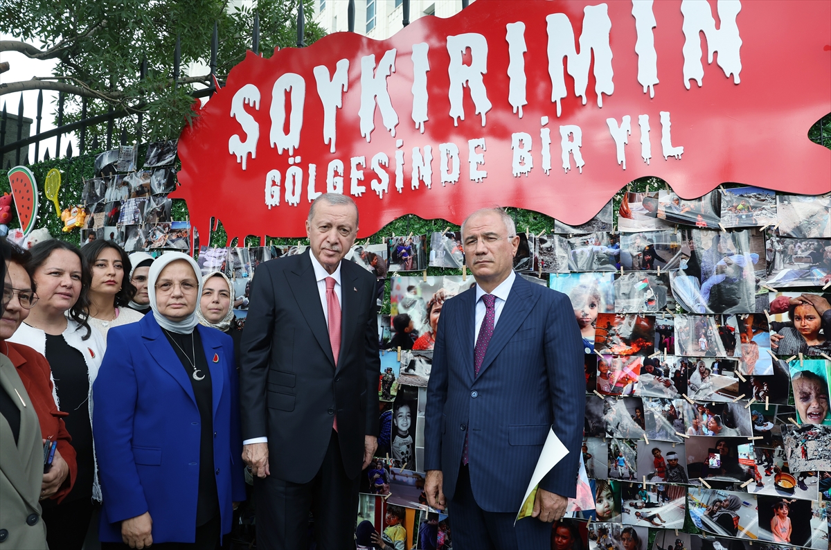 Cumhurbaşkanı Erdoğan “Soykırımın Gölgesinde Bir Yıl” panosunu ziyaret etti