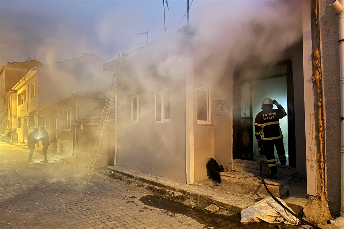 Edirne'de ailesiyle yaşadığı evi ateşe veren kişi polise teslim oldu