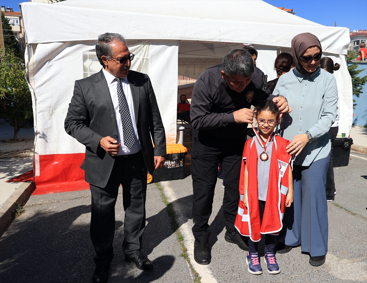 Edirne'de Türk Kızılaydan okula kan bağışçısı getiren öğrenciye madalya