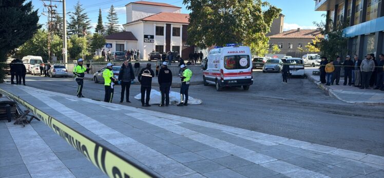 Elazığ'da beton pompasının çarptığı yaya öldü