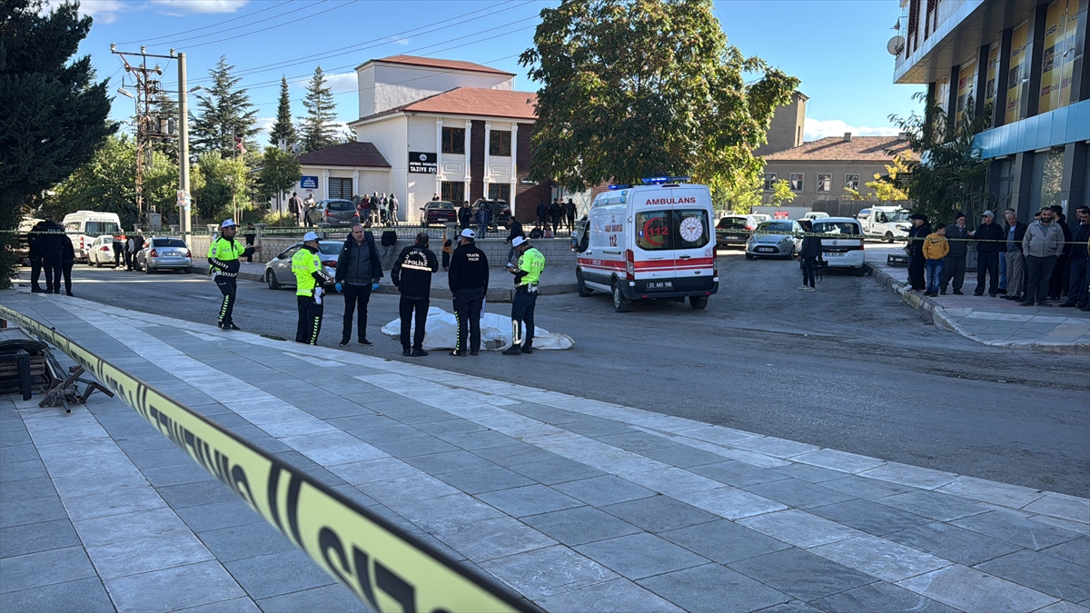 Elazığ'da beton pompasının çarptığı yaya öldü