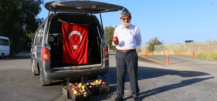 “Elmacı dede” bahçesinde yetiştirdiği elmaları İzmir'deki Mehmetçik için getirdi