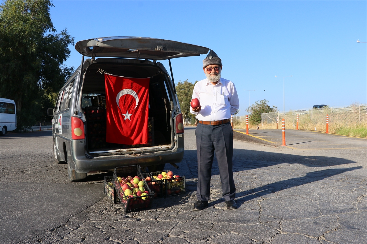 “Elmacı dede” bahçesinde yetiştirdiği elmaları İzmir'deki Mehmetçik için getirdi